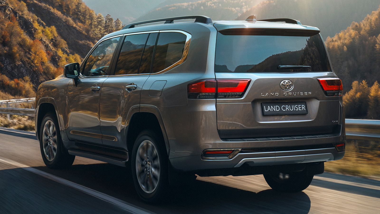 Tο Toyota Land Cruiser 300 Performance Hybrid μπορεί επίσης να λειτουργεί μόνο με τον ηλεκτροκινητήρα του σε ταχύτητες κάτω των 30 χλμ./ώρα. 
